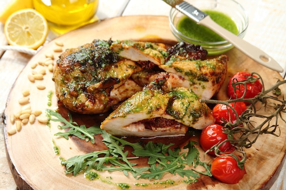 Piersi z kurczaka faszerowane suszonymi pomidorami pod pesto z rukoli