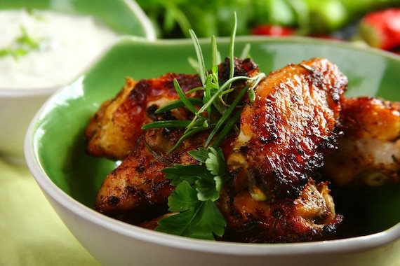 Pikantne skrzydełka z czosnkiem i rozmarynem 