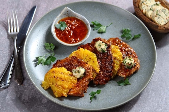 Pikantne steki z karkówki z ziołowym masłem