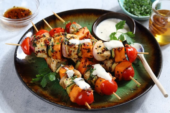Pikantne szaszłyki z warzyw z tofu na grilla