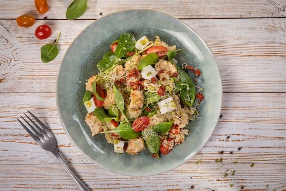 Sałatka ze szpinakiem i kurczakiem