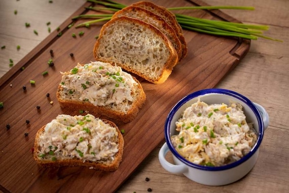 Kanapki z pastą rybną z jajkiem i ogórkiem konserwowym