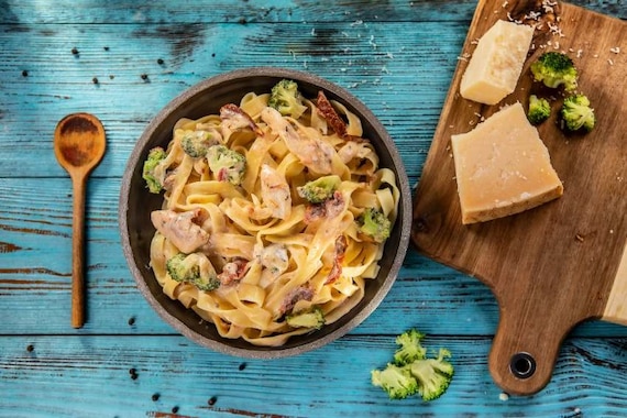Makaron z indykiem i brokułami 