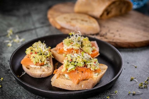 Zielona kanapka z pastą z awokado i łososiem 