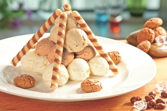 Deser z lodami "Biszkoptowa piramida"