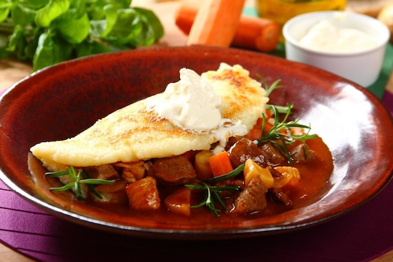 Placek po węgiersku z dwoma rodzajami mięs - VIDEO