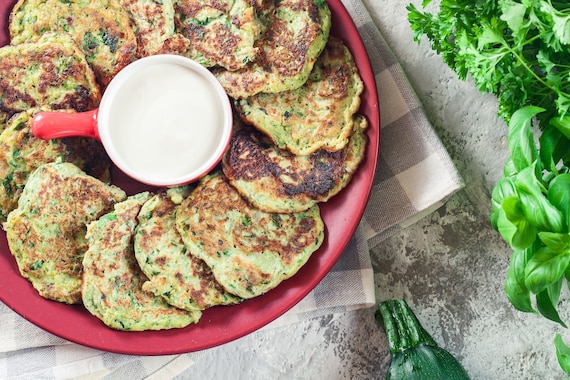 Placuszki z cukinii z sosem jogurtowym