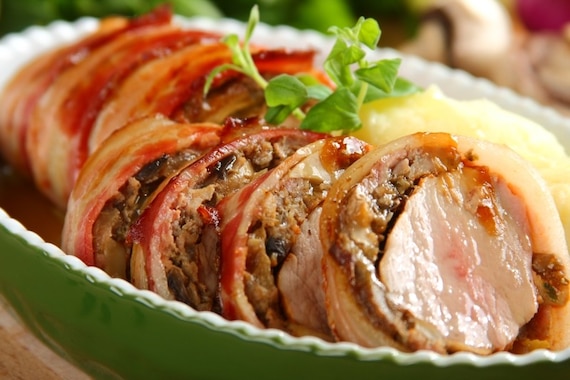 Polędwiczka wieprzowa otulona boczkiem i grzybami