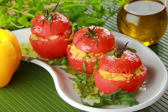 Pomidory faszerowane kaszą kuskus i serem feta