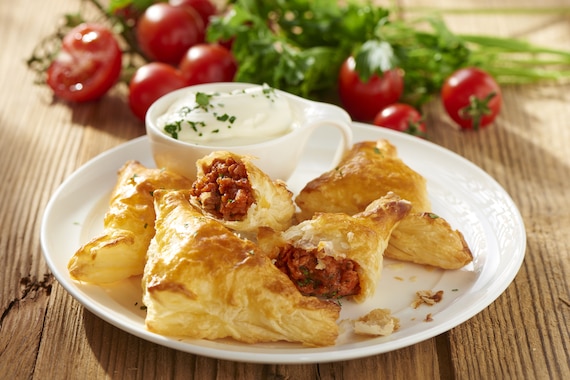 Paszteciki z ciasta francuskiego z nadzieniem bolognese