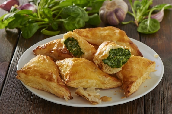 Pierożki z ciasta francuskiego ze szpinakiem