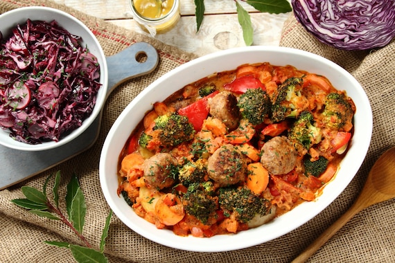 Pulpety zapiekane z warzywami i czerwoną surówką