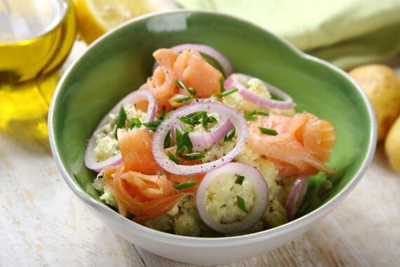 Pyszna sałatka z ziemniakami, łososiem i majonezem