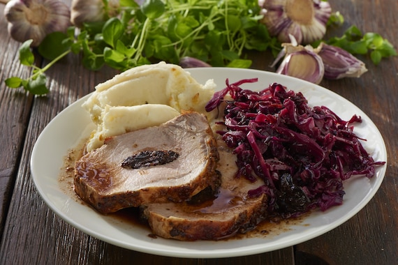 Pieczony schab z suszonymi śliwkami