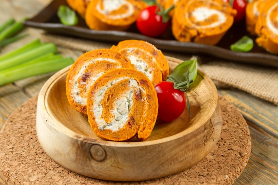 Rolada pomidorowa z ziołowym serkiem - VIDEO