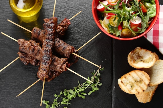 Roladki wołowe z pikantną pastą z oliwek i papryczki chipotle