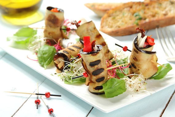 Roladki z bakłażana z czerwoną papryką i kozim serem