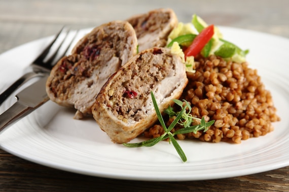 Roladki schabowe z mięsem mielonym, serem i żurawiną