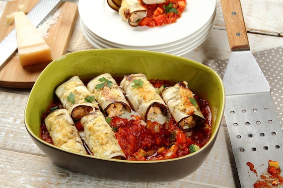 Roladki z bakłażana z łososiem zapiekane na warzywnym ragout 