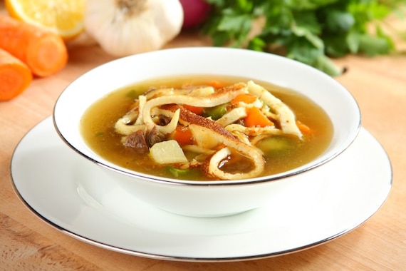 Rosół z warzywami i naleśnikami z parmezanu