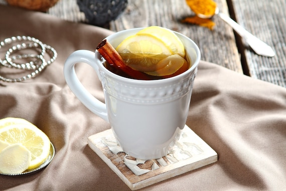 Rozgrzewająca herbata z kurkumą i świeżym imbirem