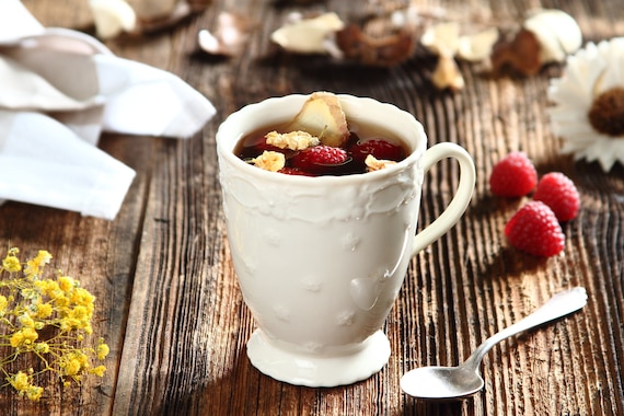 Rozgrzewająca herbata z lipą, imbirem i malinami