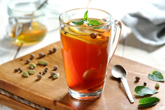 Rozgrzewająca zielona miętowa herbata na chłodne wieczory  