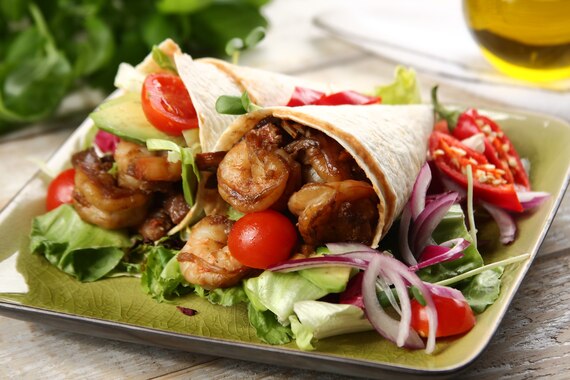 Rożki z tortilli z krewetkami i awokado