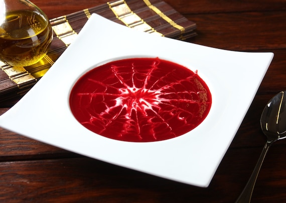 Różowa zupa buraczkowa z pajęczyną 