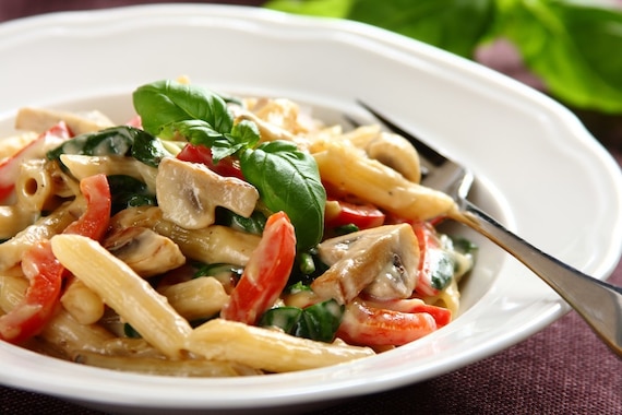 Rurki w kolorowym sosie z pieczarkami