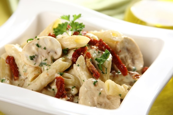 Rurki w sosie pieczarkowym z suszonymi pomidorami 