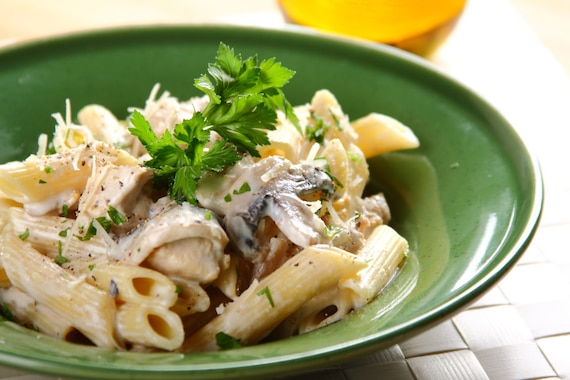 Rurki z kurczakiem w sosie pieczarkowym