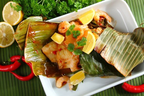 Ryba z krewetkami, ananasem i liściem bananowca