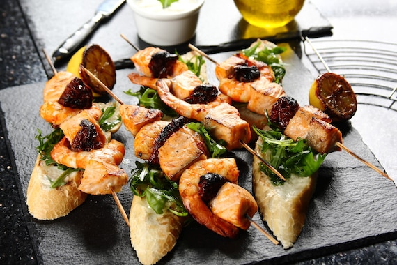 Rybne szaszłyki na chrupiącej grzance z ziołami - VIDEO