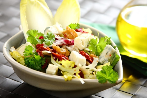 Sałata z cykorią i orzechami