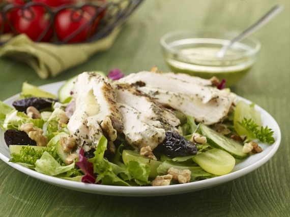 Sałata z grillowanym filetem z kurczaka nadziewanym camembertem i śliwką 