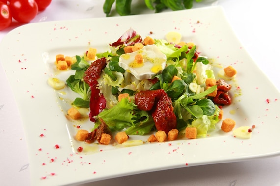 Sałatka z kozim serem i suszonymi pomidorami