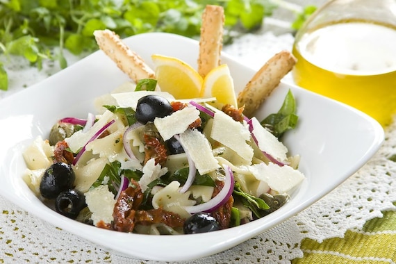 Sałatka farfalle z suszonymi pomidorami