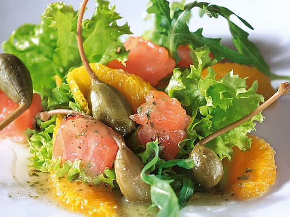 Sałatka francuska z wędzonym łososiem