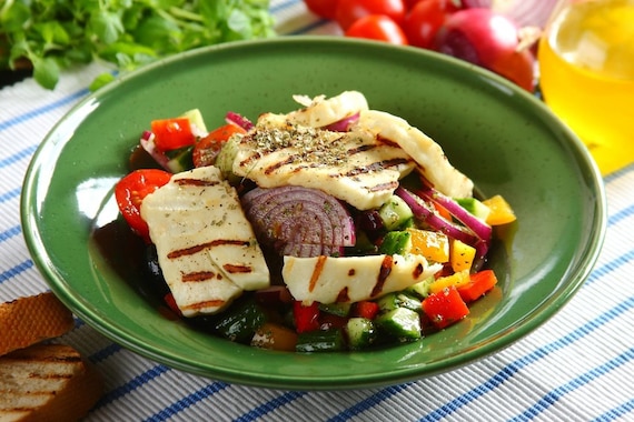 Sałatka grecka z serem Halloumi   