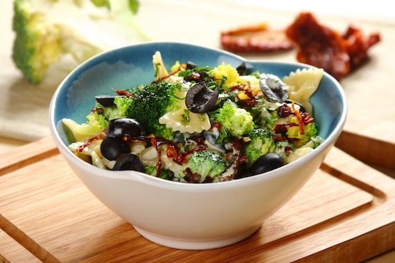 Sałatka z makaronem i brokułami - VIDEO