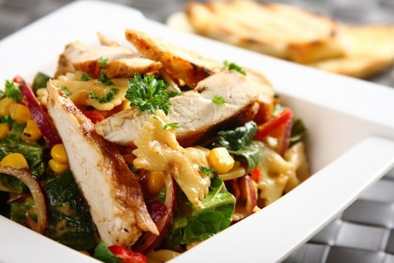 Sałatka makaronowa z nutą curry - VIDEO