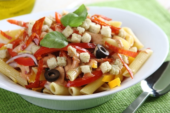 Sałatka makaronowa z salami