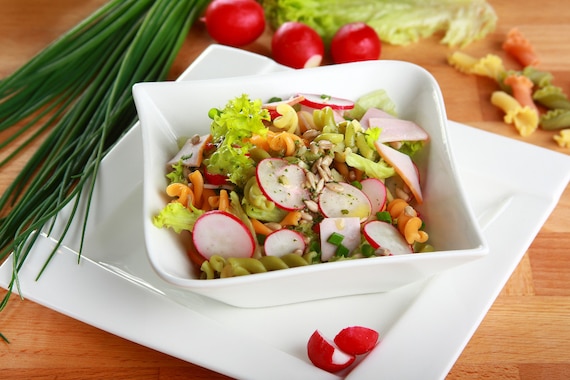 Sałatka makaronowa z rzodkiewką