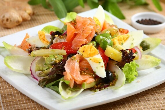 Sałatka nicejska z wędzonym łososiem