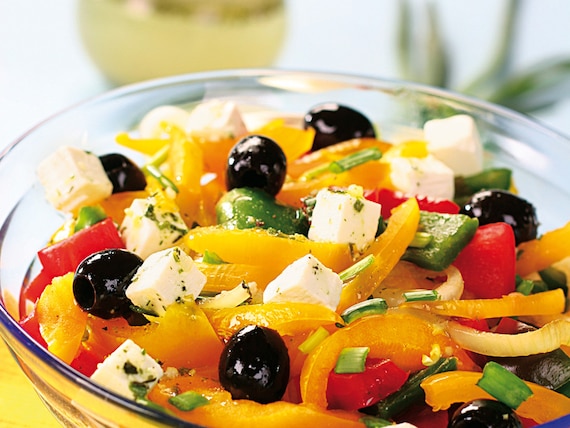 Sałatka paprykowa z fetą i oliwkami