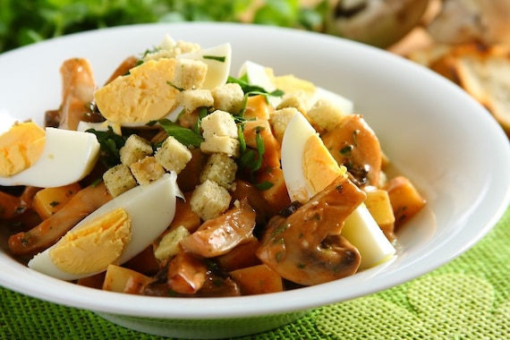 Sałatka pieczarkowa z żółtym serem