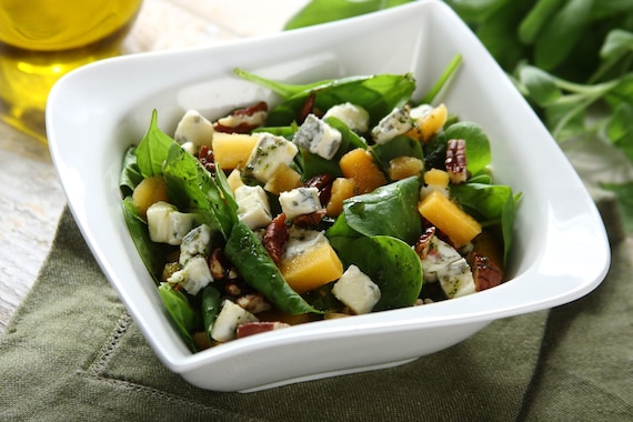 Sałatka szpinakowa z dynią i sosem malinowym
