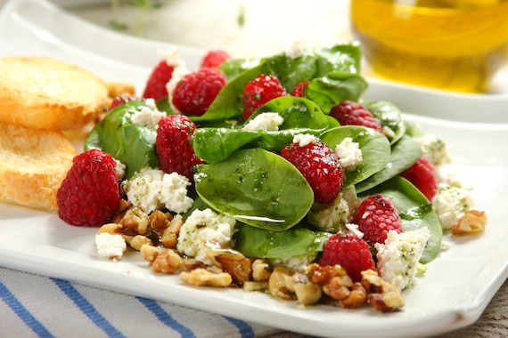 Sałatka z malinami i szpinakiem
