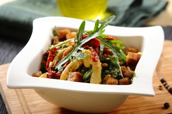 Sałatka we włoskim stylu z czosnkowym sosem